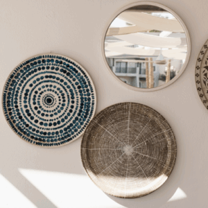 borden aan de muur hangen