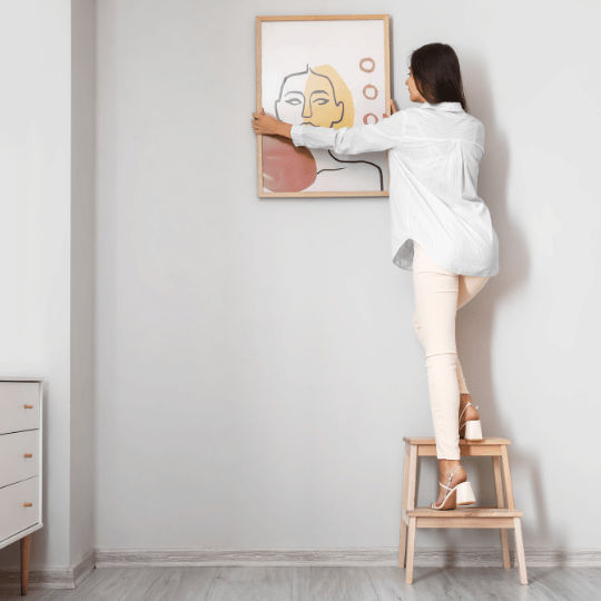 klantfoto plakkers voor de muur