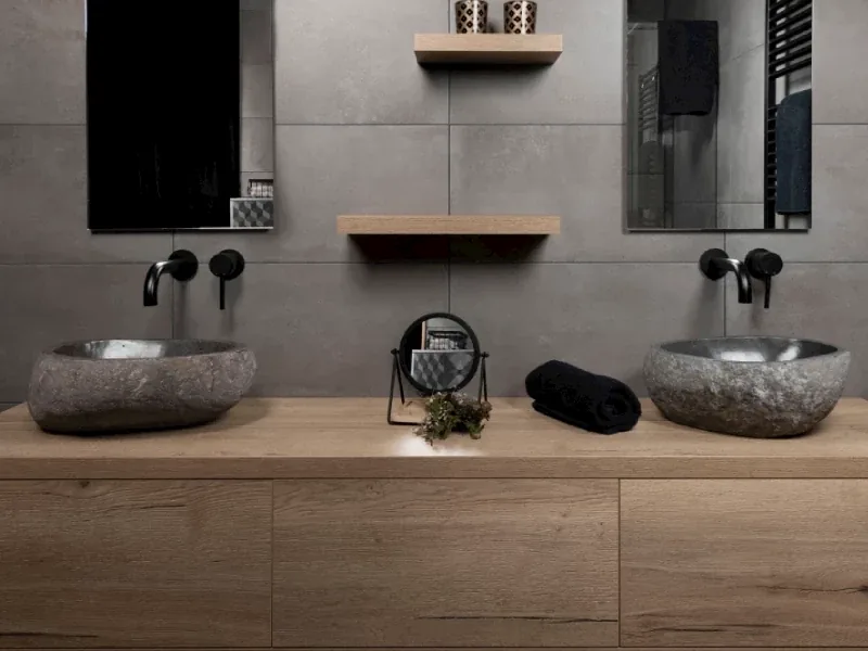 Moderne badkamer met accessoires aan de muur