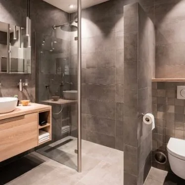 Badkamer met tegels en wandmeubel