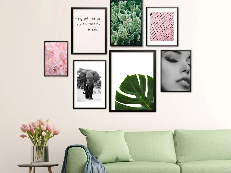 Fotowand met botanische prints boven een groene bank
