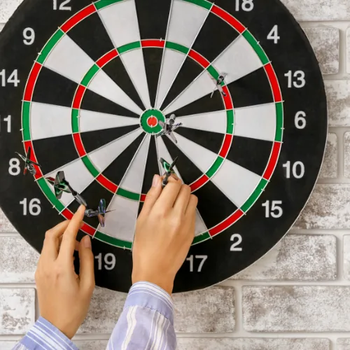 Dartbord ophangen zonder boren aan de muur
