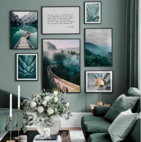 Gallery wall met lijsten en posters in een groene woonkamer