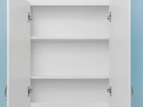 Wit hangkastje aan de muur