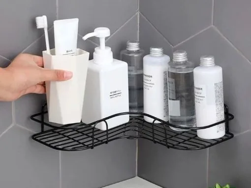 Hoekrekje in de douche vullen met flessen