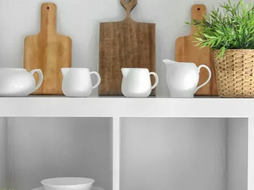 Keukenwand met open planken en servies
