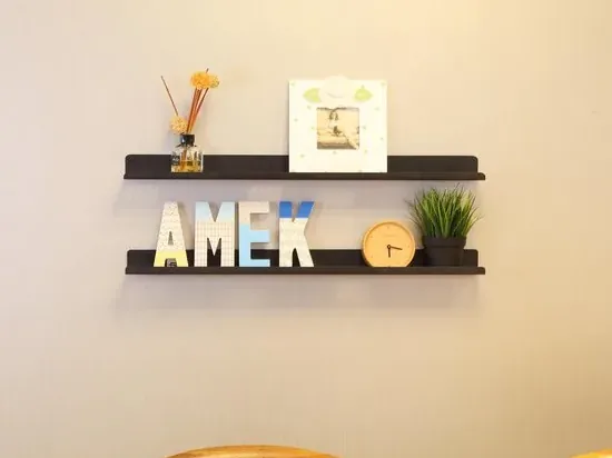Letters en decoratie op zwevende plankjes