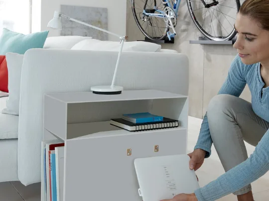 Modem in een open kastje in de woonkamer