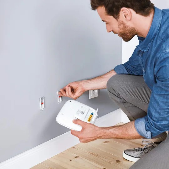 Router ophangen zonder boren: modem bij het stopcontact