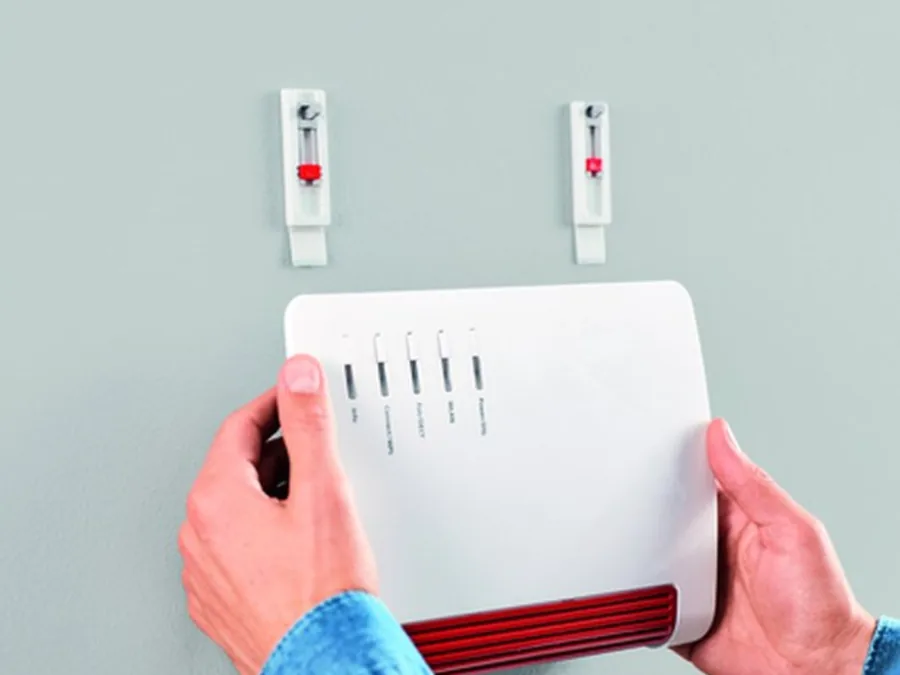 Modem over twee plakspijkers hangen