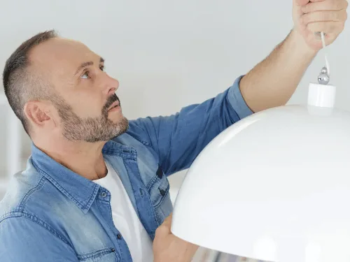 Plafondlamp ophangen aan het bestaande lichtpunt