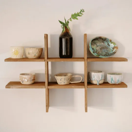 Plank ophangen zonder boren: houten wandplank met plakspijkers