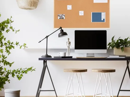 Prikbord in een licht thuiskantoor