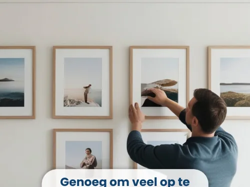 Man hangt een rij lijsten op voor een fotowand
