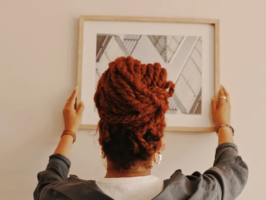 Schilderij met lijst en glas ophangen zonder boren