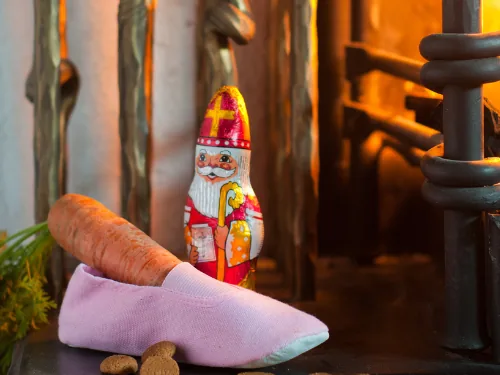 Schoen zetten bij de open haard met een wortel voor het paard
