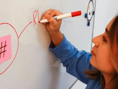 Schrijven op een whiteboard dat zonder boren hangt