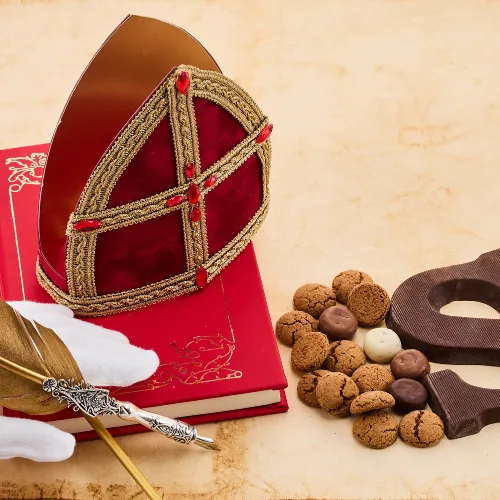 Sinterklaasdecoratie: mijter, boek, pepernoten en een chocoladeletter