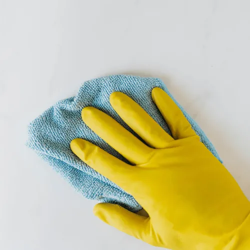 Tegel schoonmaken voordat je plakt