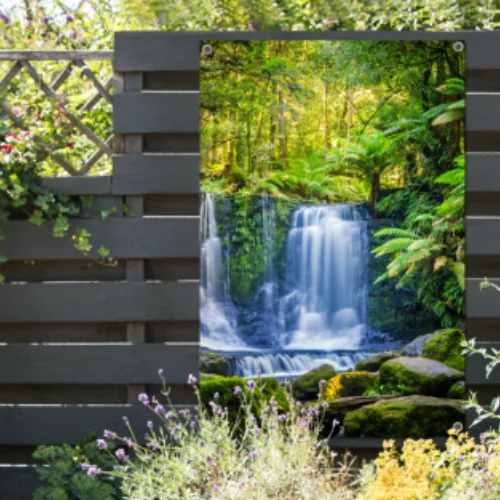 Tuinposter met ogen in de hoeken aan een schutting