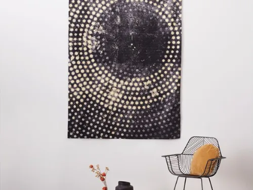 Wandkleed boven een stoel